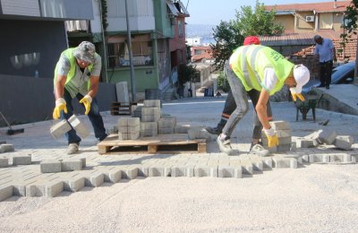 Bayraklı da 24 mahalleye 43 bin metrekare kilit parke